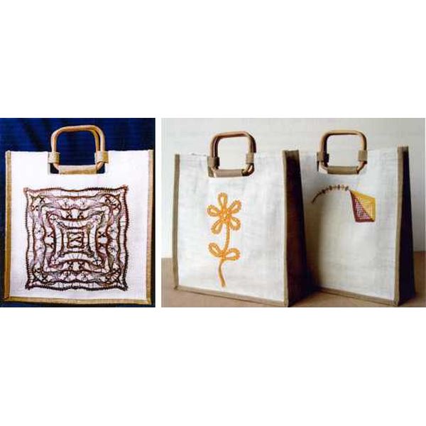 Jutetasche mit gebogenem Bambusgriff